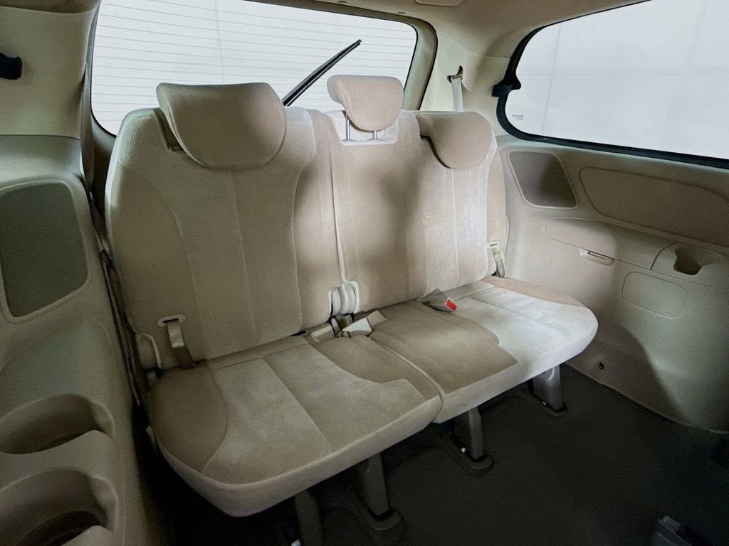 Used 2014 Kia Sedona LX image 32