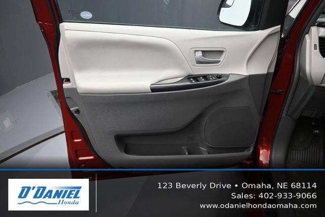 Used 2017 Toyota Sienna LE FWD image 23
