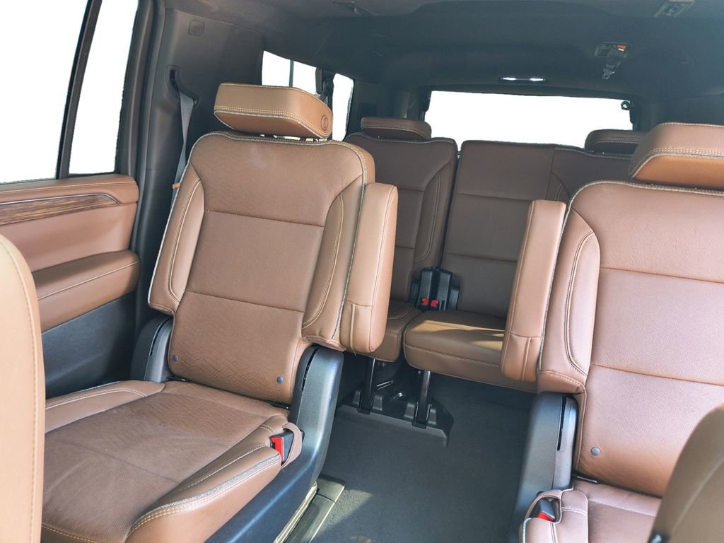 Used 2023 Chevrolet Suburban High Country image 13