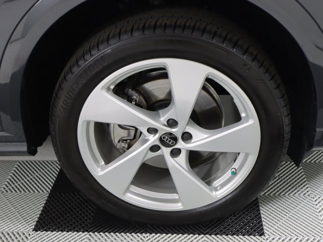Certified 2025 Audi Q5 Premium Plus w/ Premium Plus AWD/4WD image 9
