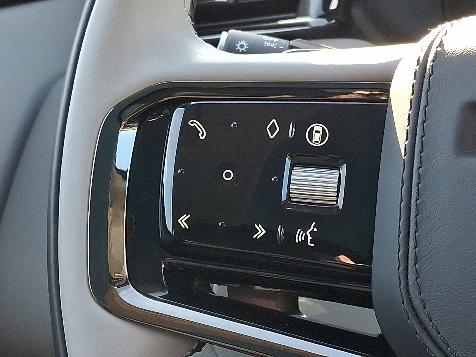 Used 2025 Land Rover Range Rover Velar S image 22