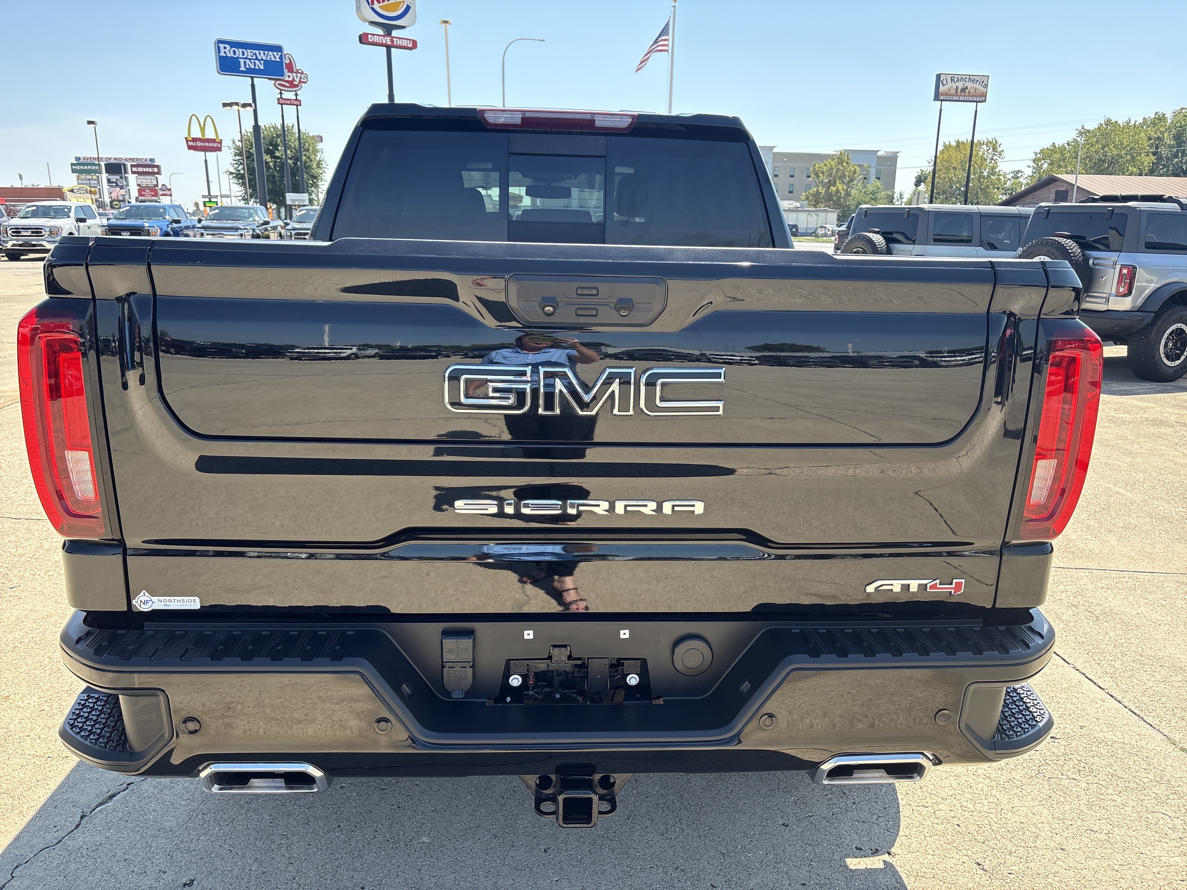 Used 2022 GMC Sierra 1500 AT4 w/ AT4 Premium Package AWD/4WD image 4