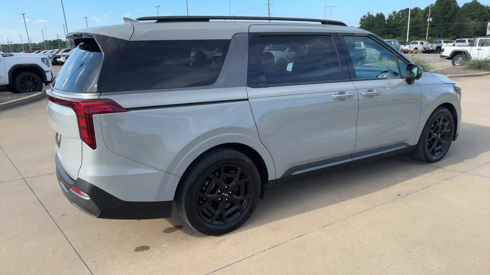 Used 2025 Kia Carnival SX FWD image 9