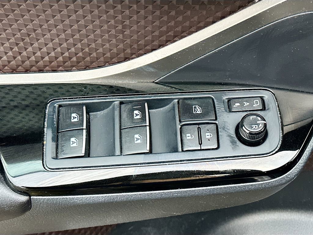 Used 2019 Toyota C-HR Limited image 17