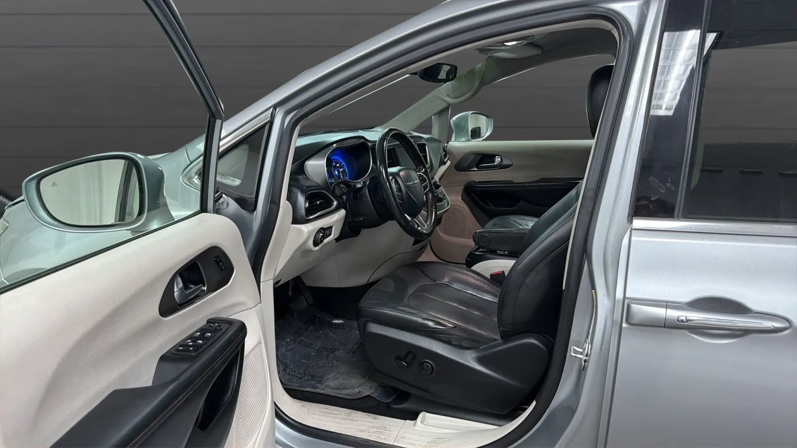 Used 2020 Chrysler Pacifica Touring-L FWD image 21