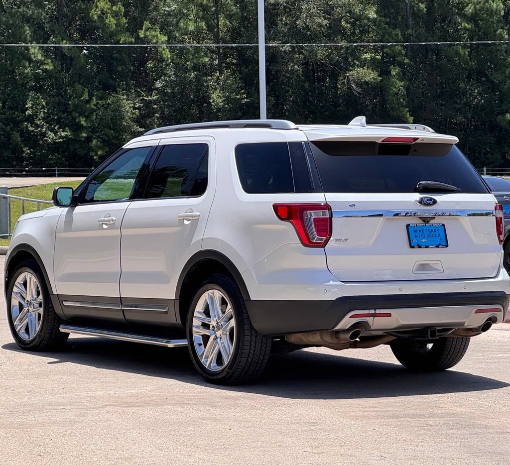 Used 2017 Ford Explorer XLT w/ Equipment Group 202A FWD image 14