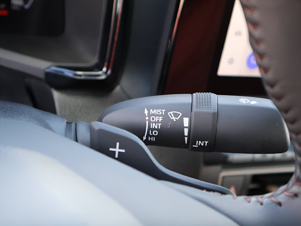Used 2025 Toyota Camry XSE FWD image 31