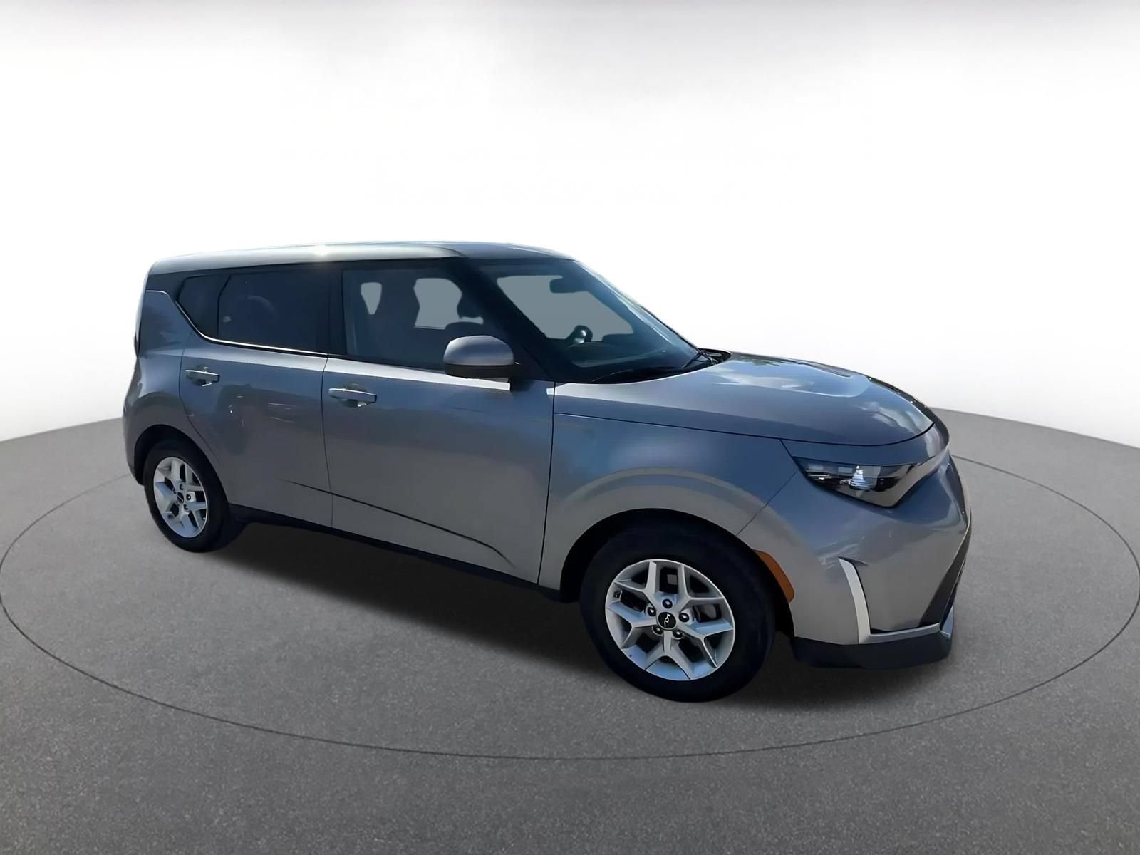 Used 2025 Kia Soul LX w/ LX Technology Package FWD image 2