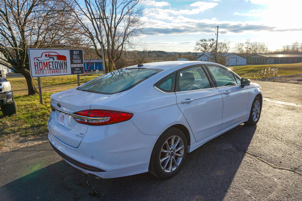 Used 2017 Ford Fusion SE w/ Fusion SE Technology Package image 3