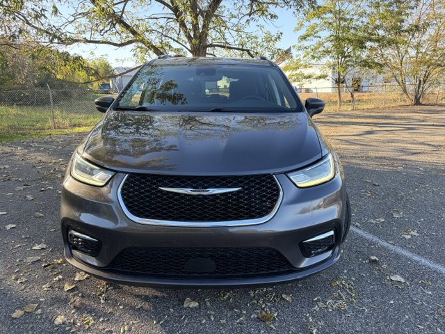 Used 2021 Chrysler Pacifica Touring FWD image 3