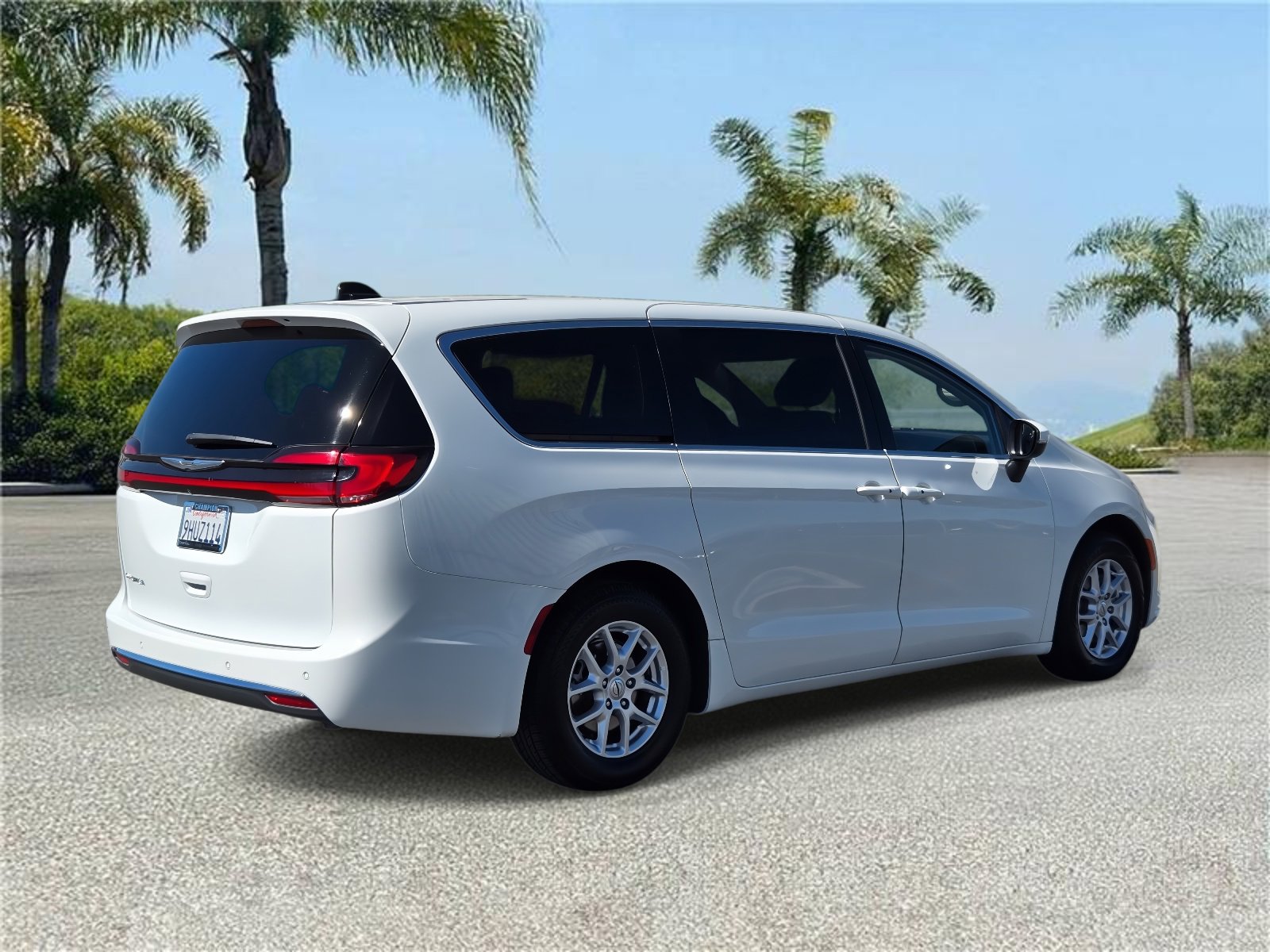 Certified 2023 Chrysler Pacifica Touring-L image 4