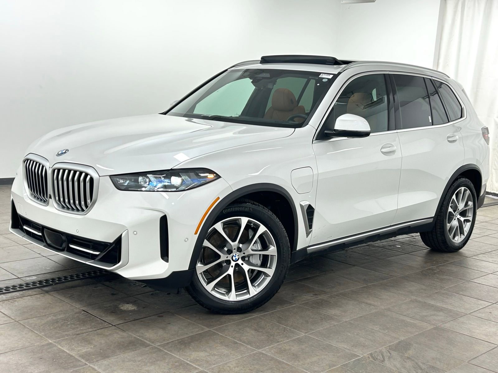 Used 2026 BMW X5 xDrive50e w/ Premium Package image 1