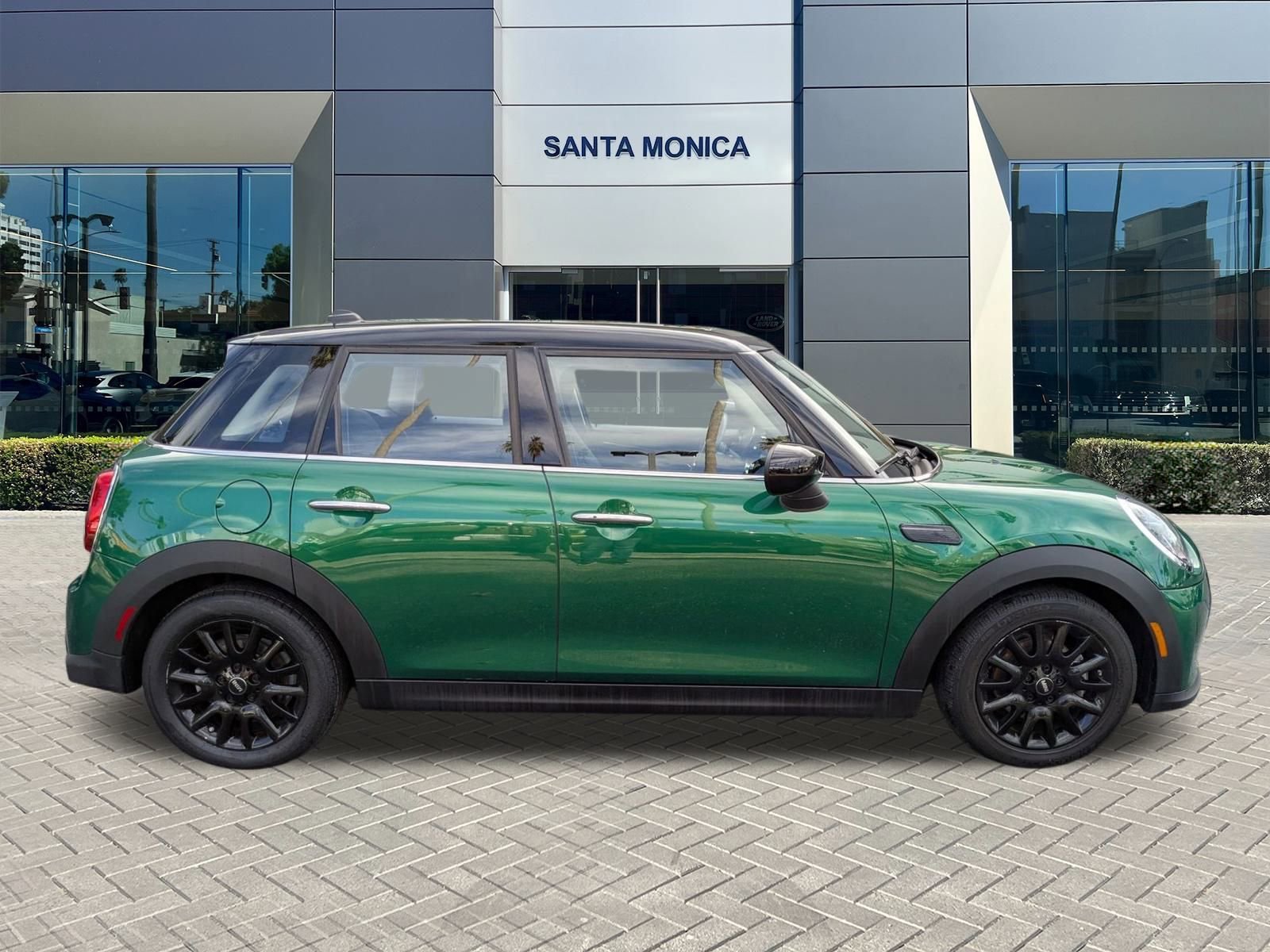 Used 2023 MINI Cooper 4-Door Hardtop image 4