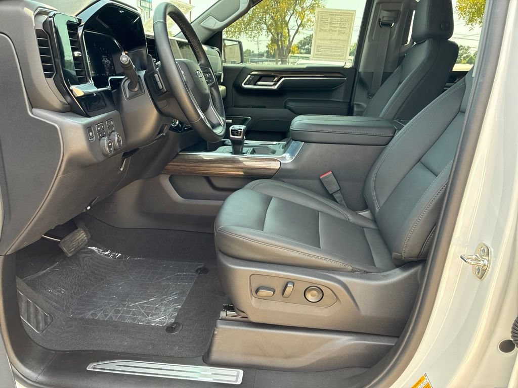Used 2026 Chevrolet Silverado 1500 LT Trail Boss w/ LT Trail Boss Premium Package AWD/4WD image 18