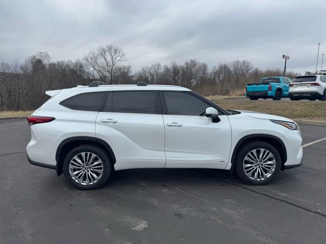 Used 2023 Toyota Highlander Platinum image 2