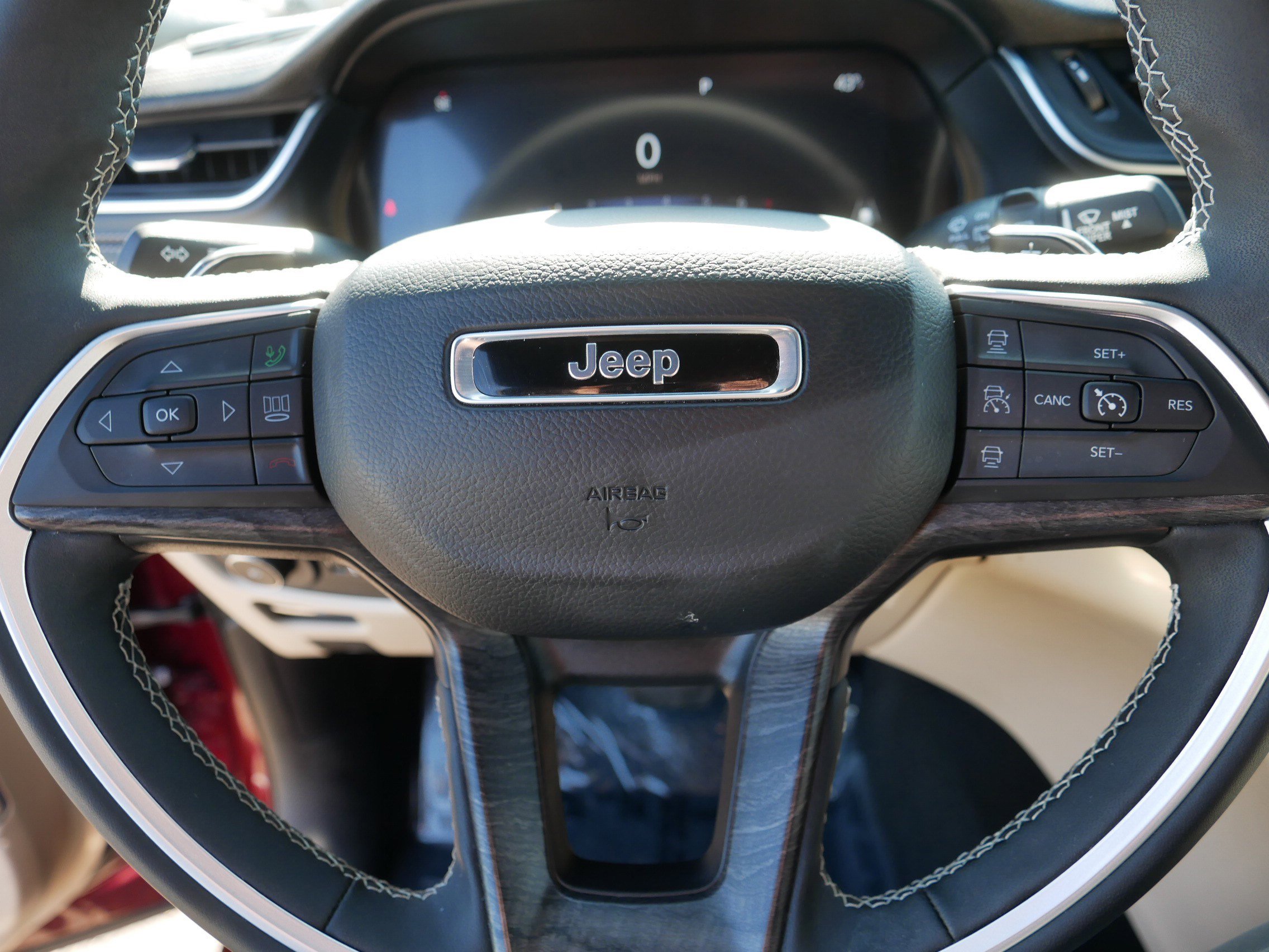 Used 2025 Jeep Grand Cherokee Limited w/ Luxury Tech Group II AWD/4WD image 25