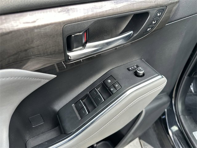 Used 2023 Toyota Highlander Limited image 15