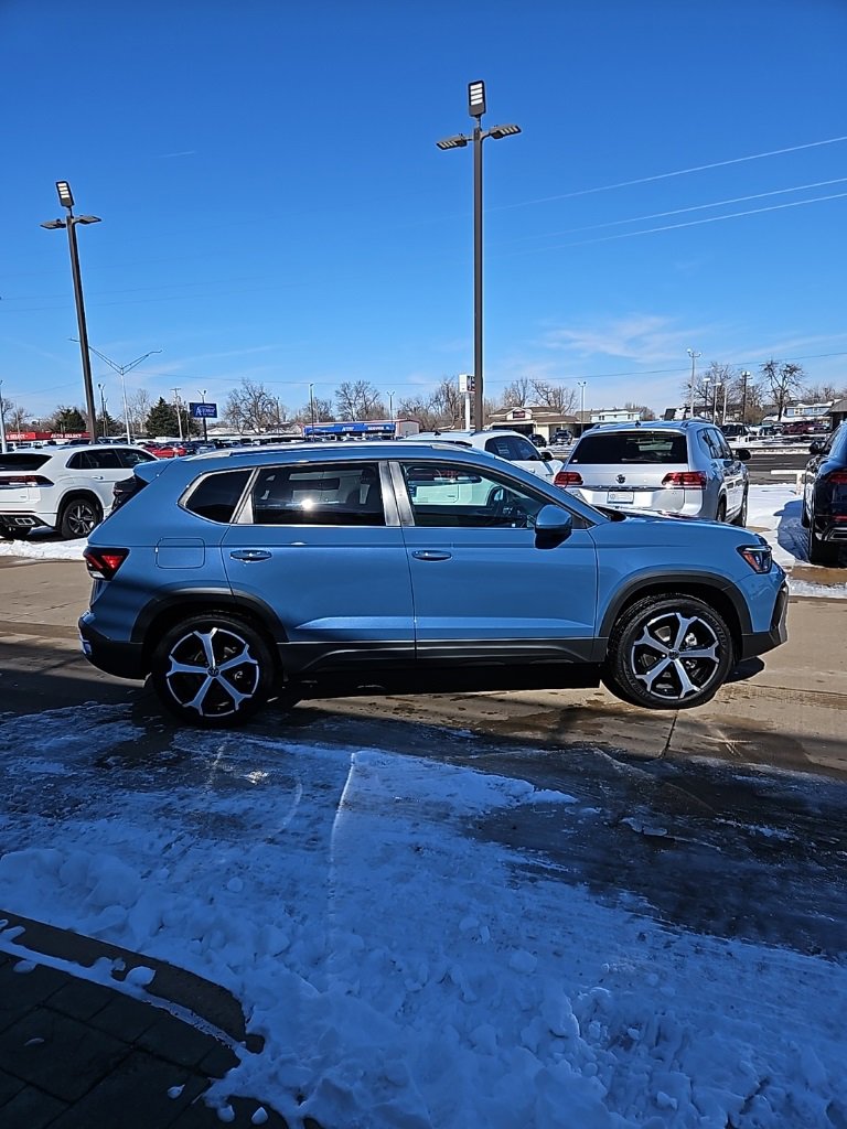 Used 2025 Volkswagen Taos SEL image 4