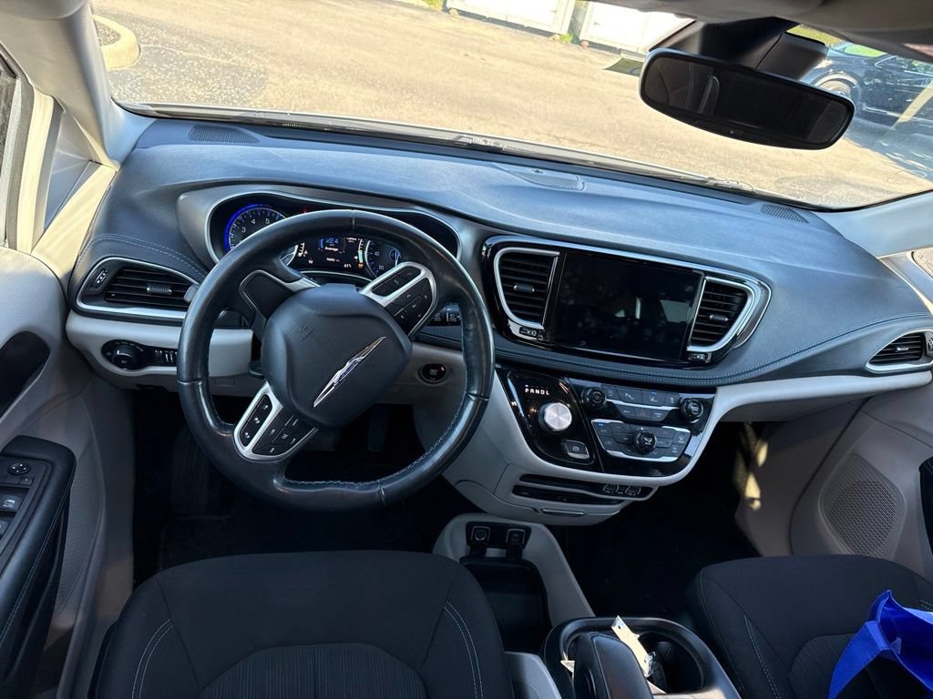 Used 2021 Chrysler Pacifica Touring w/ Uconnect Theater Family Group FWD image 19