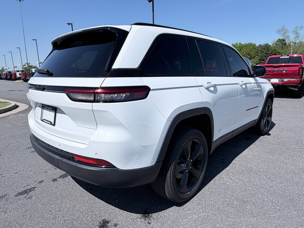 Used 2023 Jeep Grand Cherokee Altitude RWD image 6