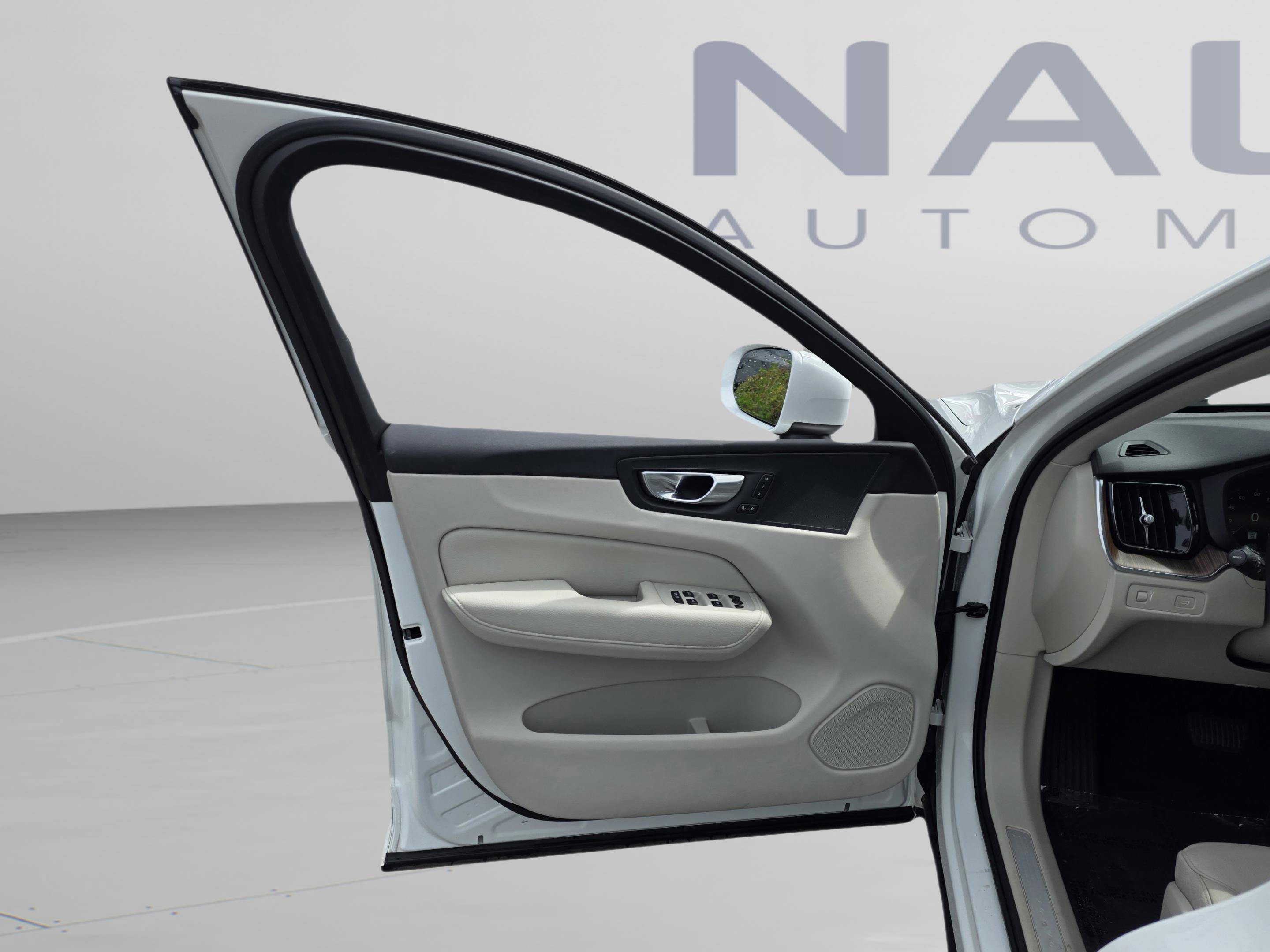 Used 2021 Volvo XC60 T5 Momentum w/ Climate Package image 11