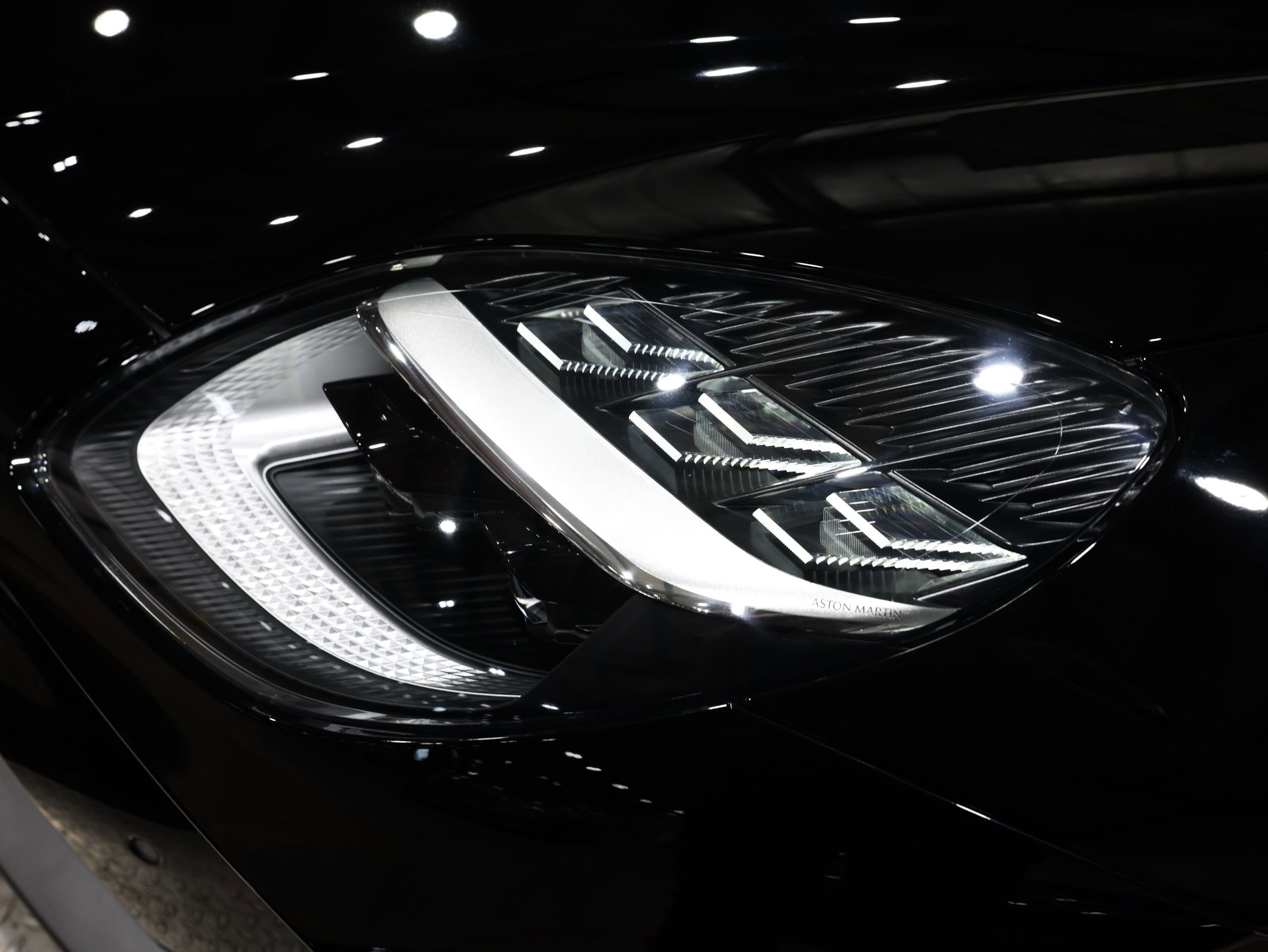 Used 2026 Aston Martin V8 Vantage Coupe image 40