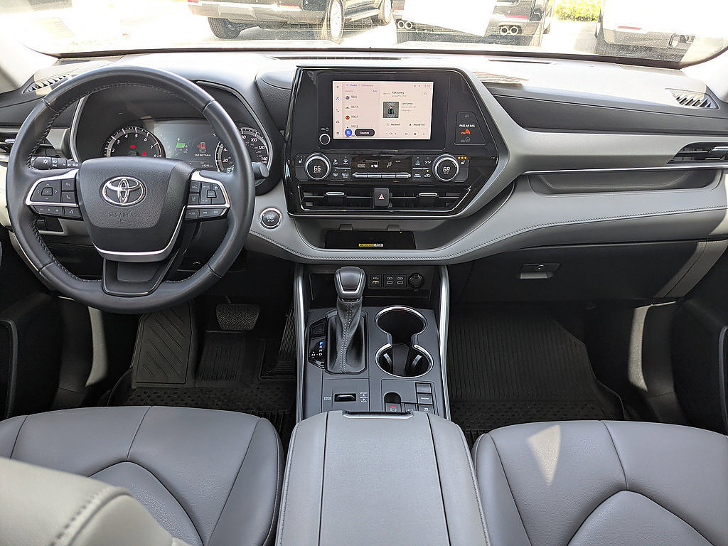 Used 2023 Toyota Highlander XLE FWD image 14