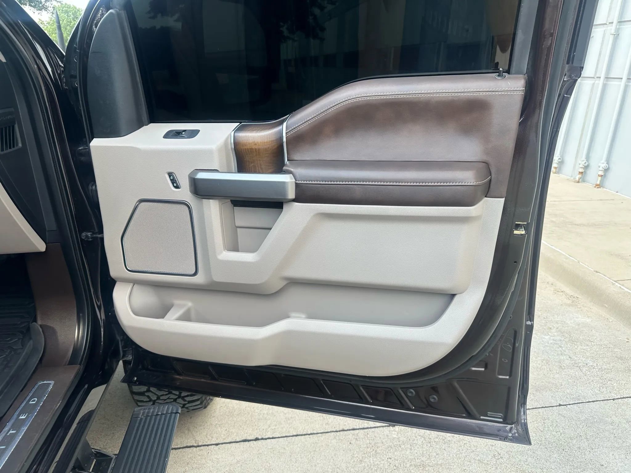 Used 2019 Ford F350 Limited image 31
