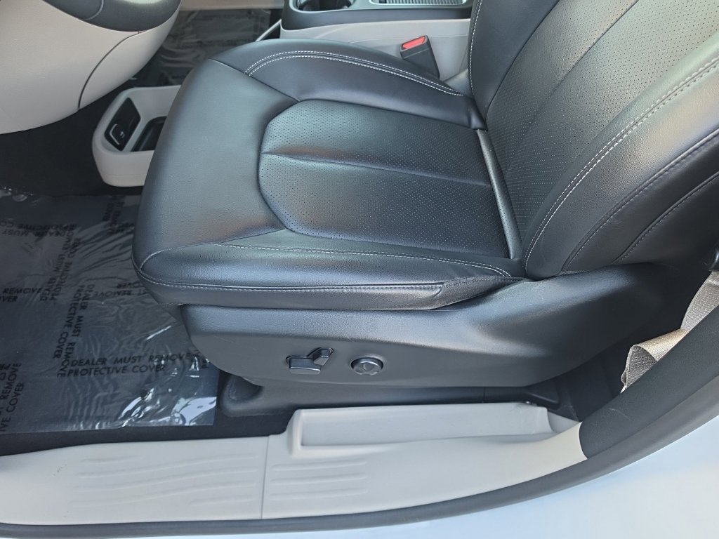 Used 2024 Chrysler Pacifica Touring-L FWD image 17