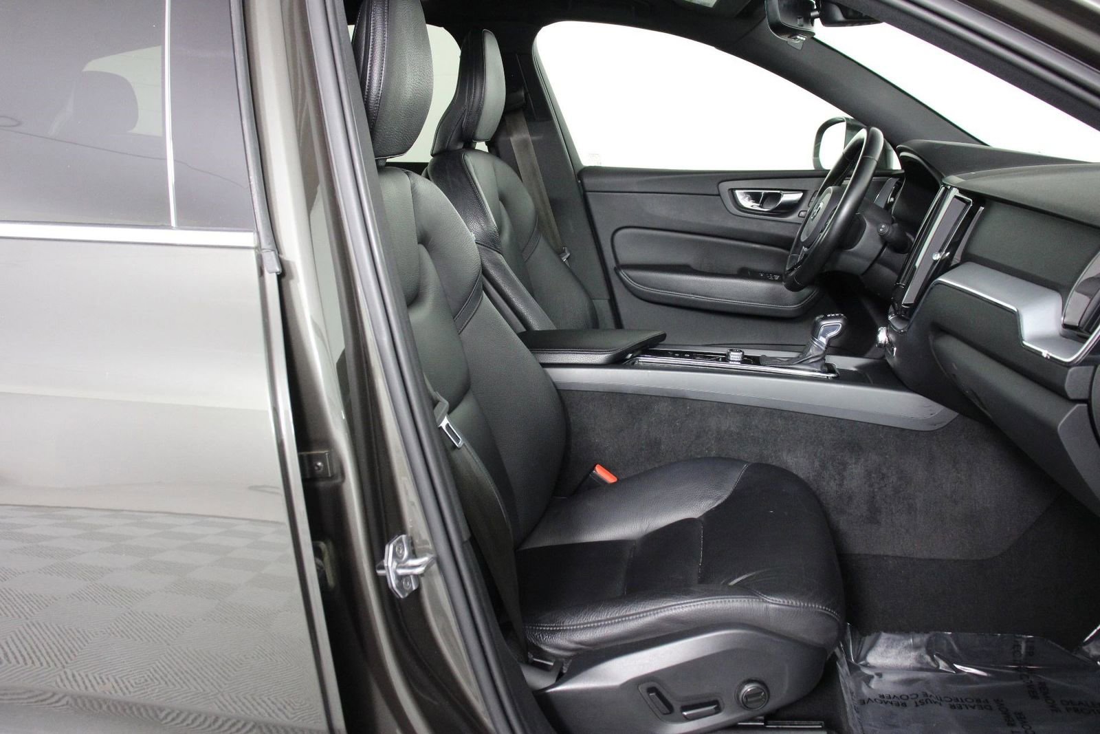 Used 2020 Volvo XC60 T5 Momentum w/ Protection Package Premier image 29