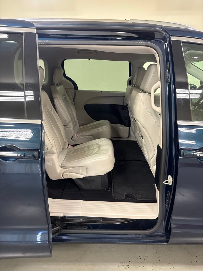 Used 2021 Chrysler Pacifica Touring-L FWD image 27