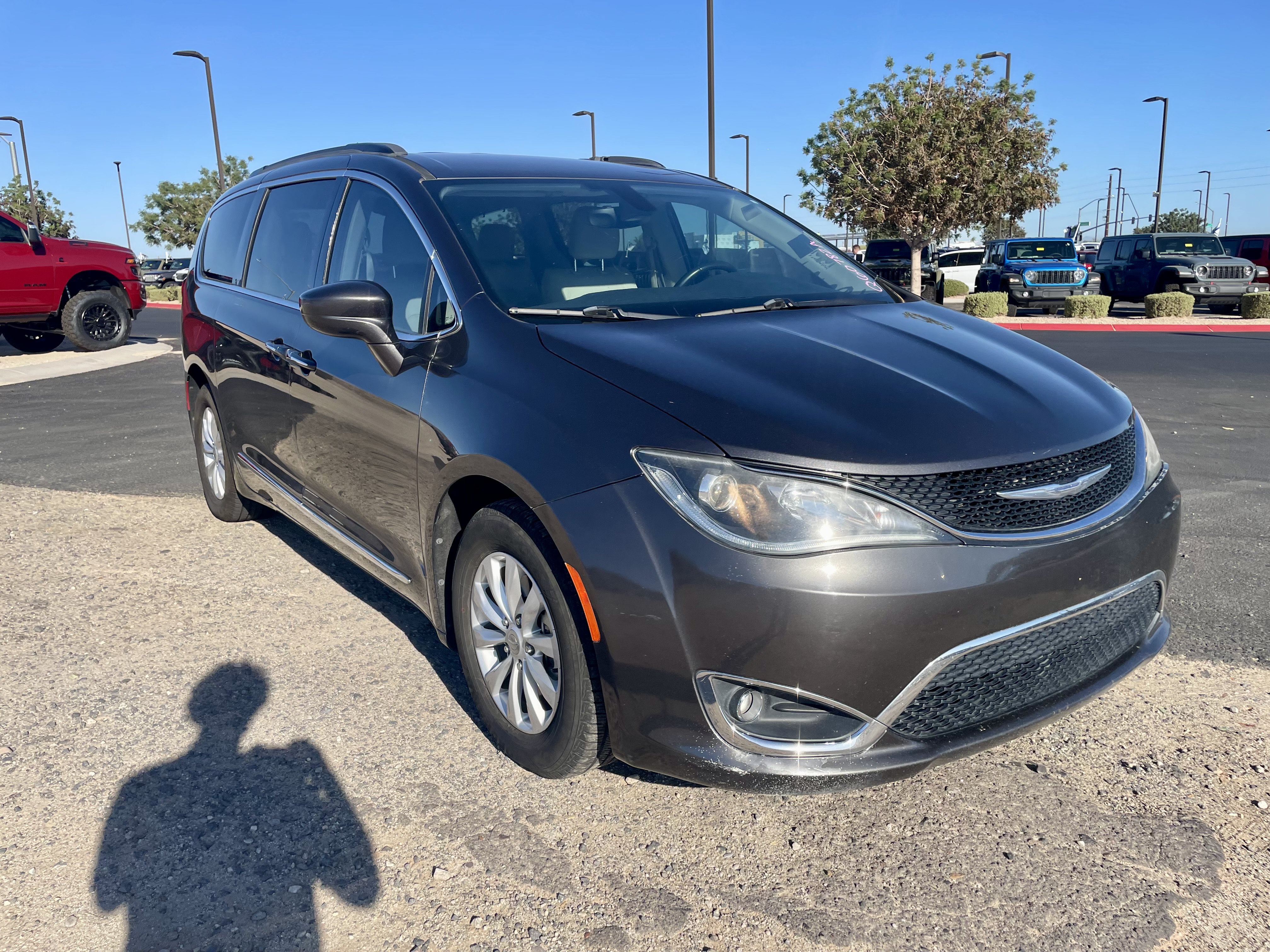 Used 2017 Chrysler Pacifica Touring-L FWD image 7
