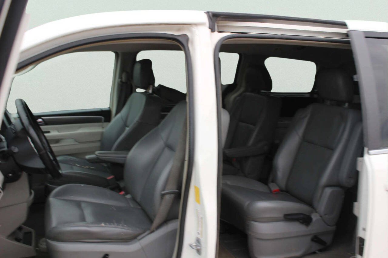Used 2010 Volkswagen Routan SE FWD image 7