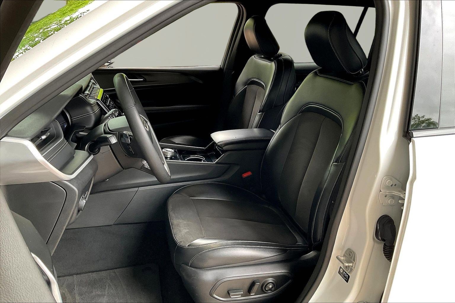 Used 2023 Jeep Grand Cherokee L Laredo AWD/4WD image 20