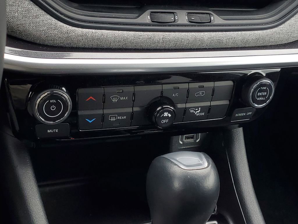 Used 2023 Jeep Compass Latitude image 23