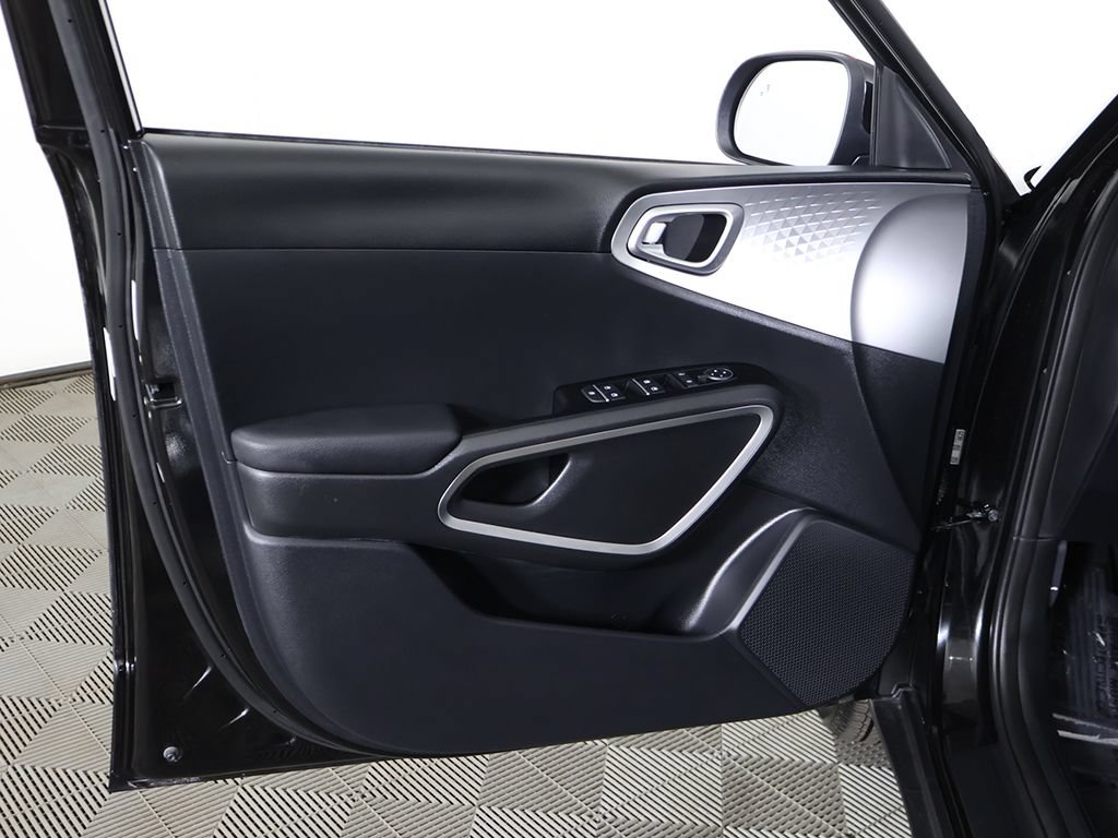 Used 2025 Kia Soul LX w/ LX Technology Package FWD image 21