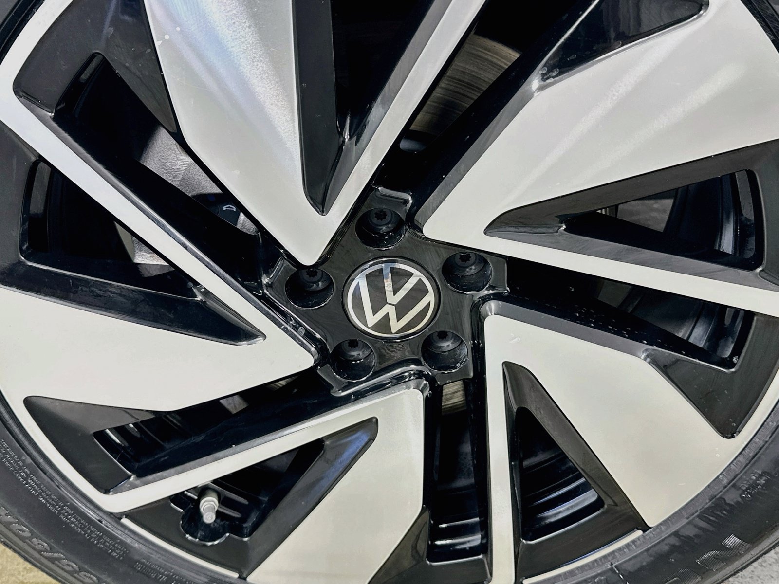 Used 2024 Volkswagen Atlas SE FWD image 32