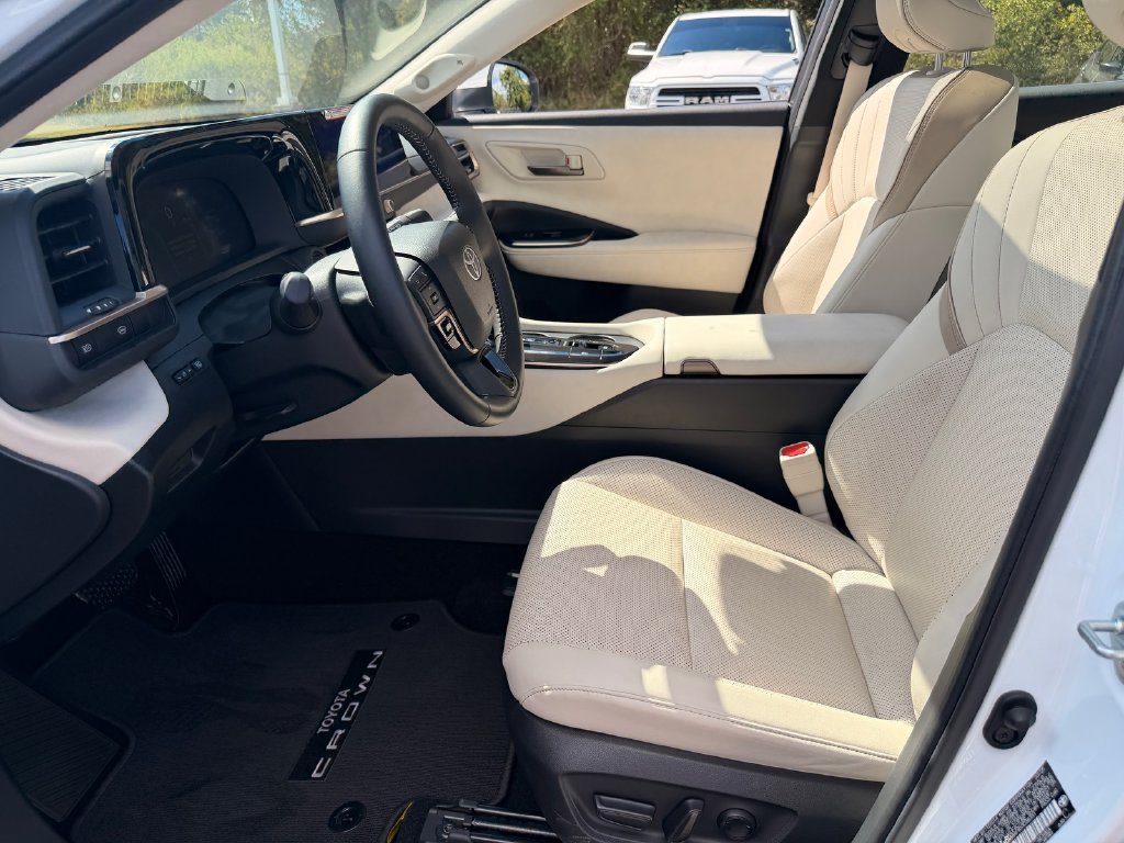 Certified 2025 Toyota Crown AWD/4WD image 5