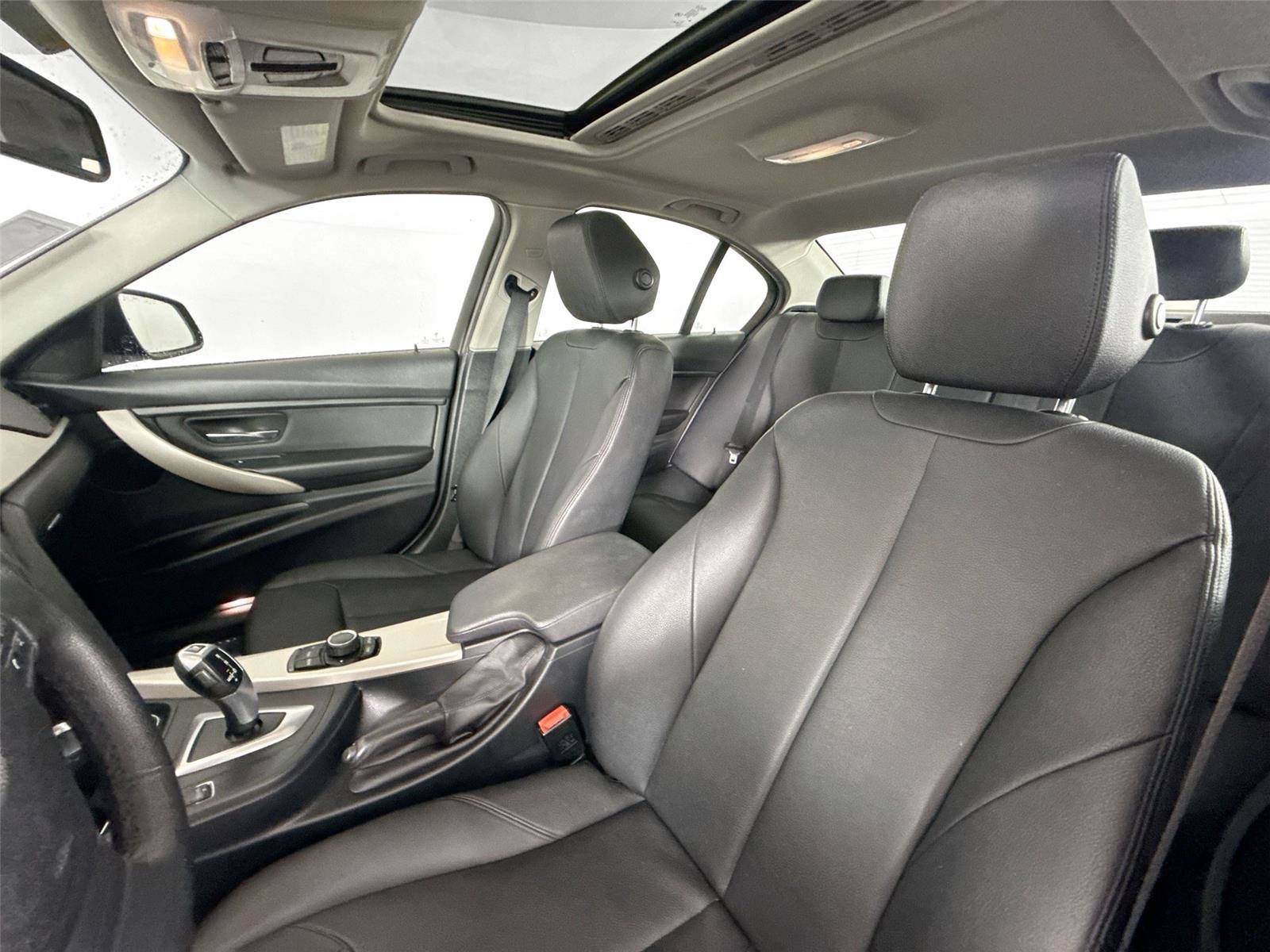 Used 2015 BMW 320i xDrive Sedan AWD/4WD image 3