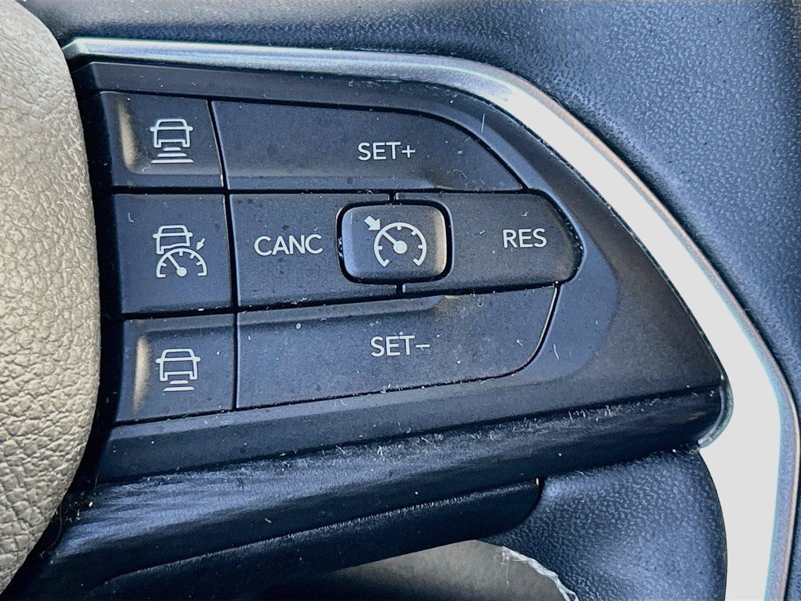 Used 2023 Jeep Grand Cherokee Laredo AWD/4WD image 37