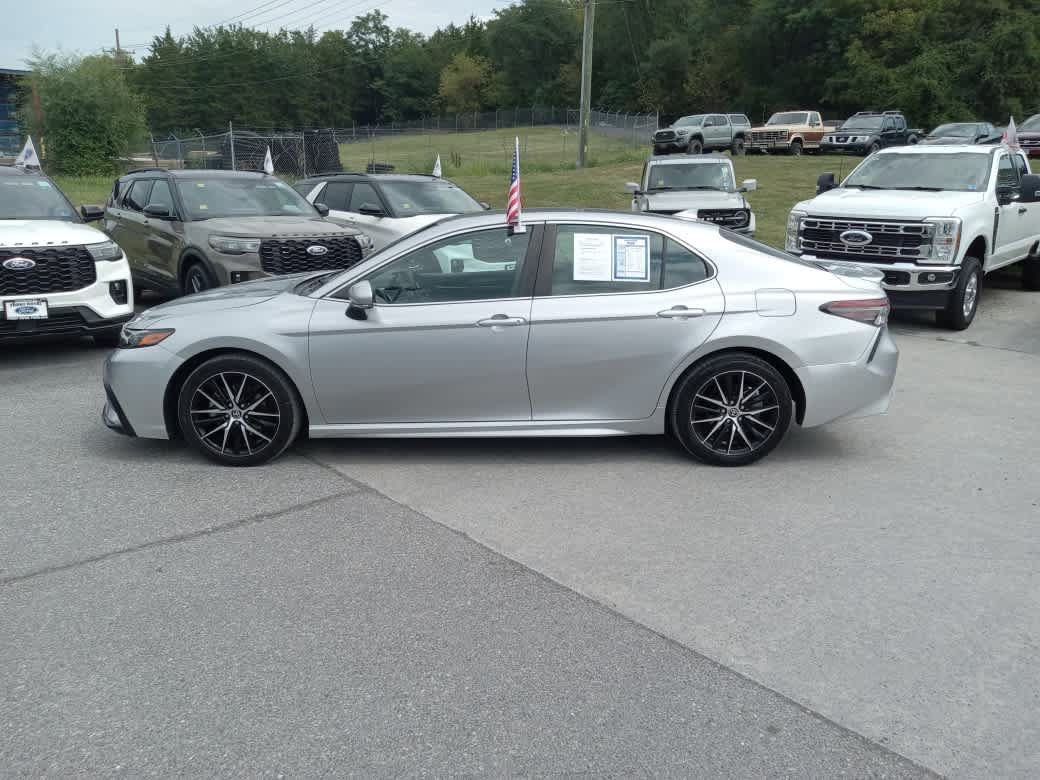 Used 2022 Toyota Camry SE FWD image 4