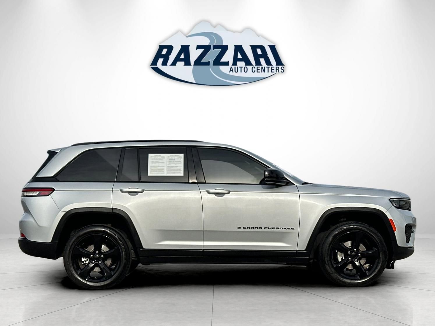 Used 2023 Jeep Grand Cherokee Altitude image 2
