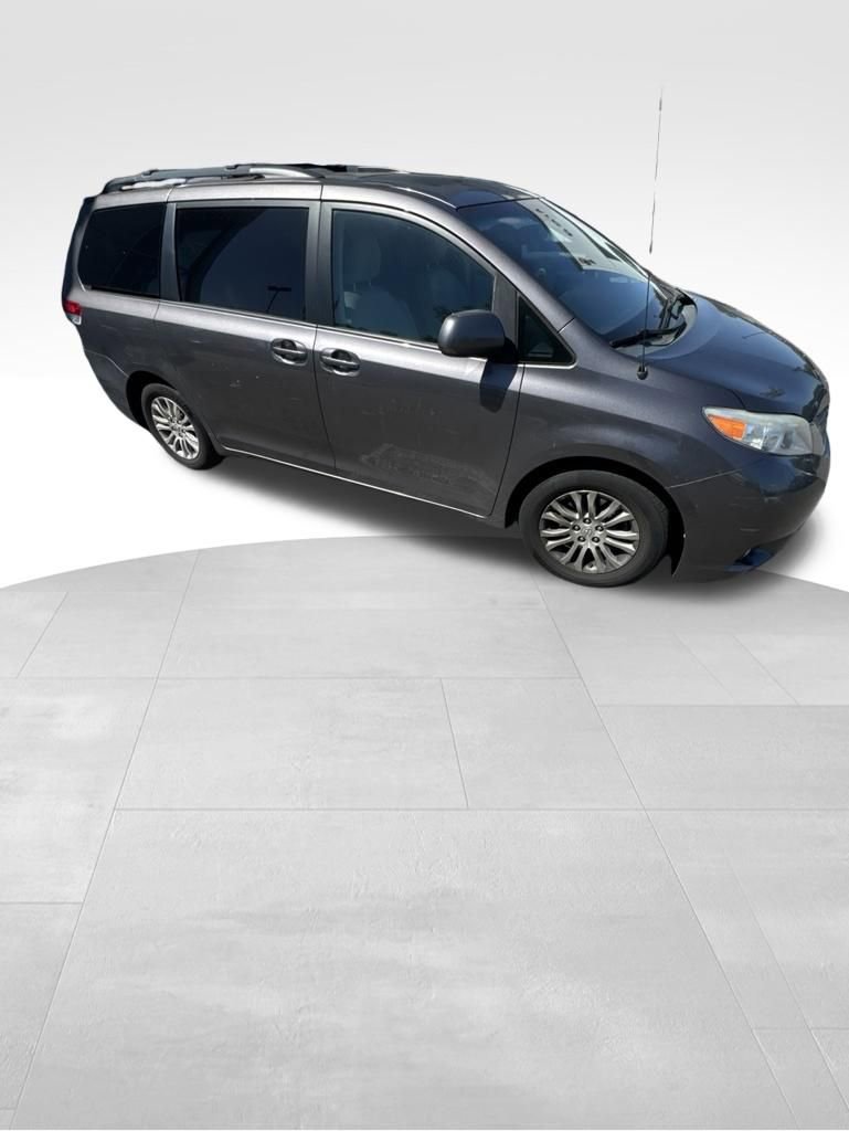 Used 2011 Toyota Sienna XLE w/ Entertainment Pkg FWD image 8