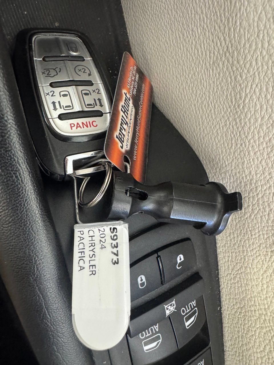 Used 2024 Chrysler Pacifica Limited FWD image 3