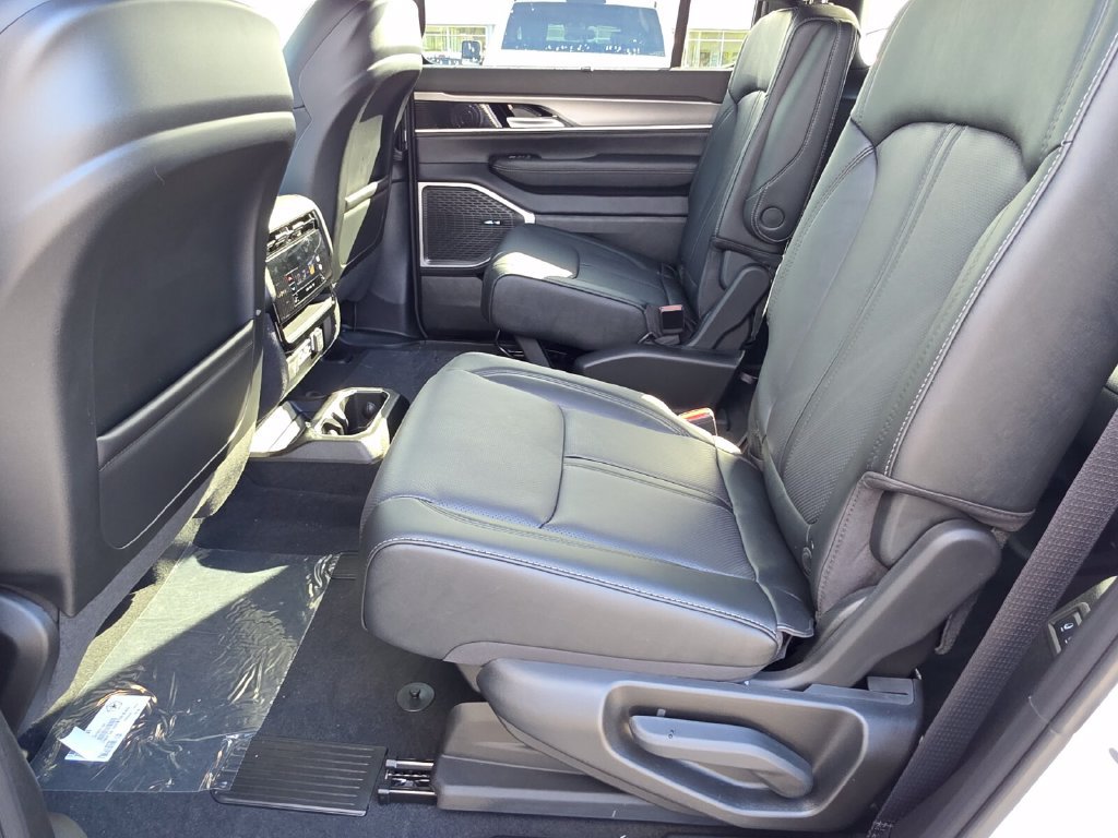 New 2026 Jeep Grand Wagoneer Limited w/ Convenience Group I AWD/4WD image 10