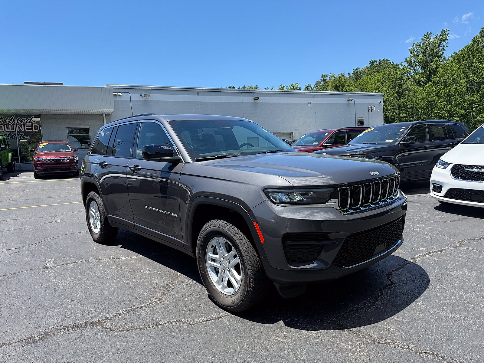 Certified 2025 Jeep Grand Cherokee Laredo w/ Luxury Tech Group I AWD/4WD image 20