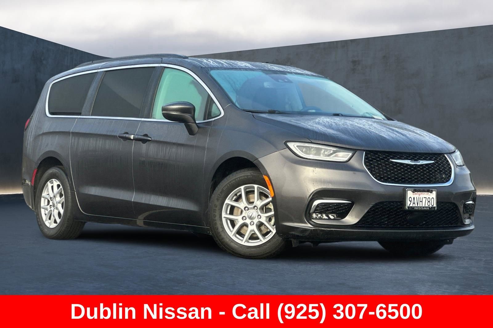 Used 2022 Chrysler Pacifica Touring-L FWD image 2