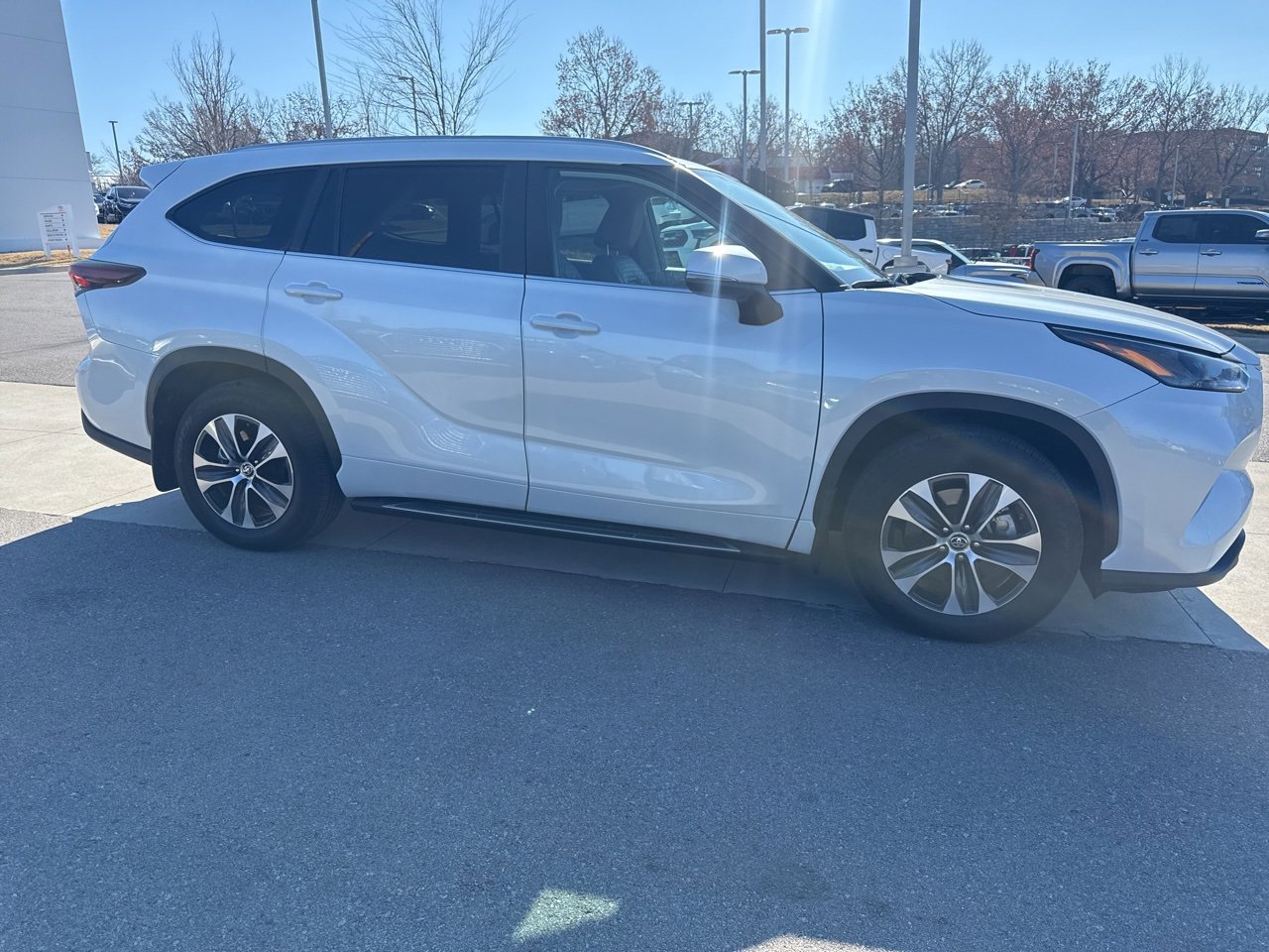 Used 2024 Toyota Highlander XLE image 4