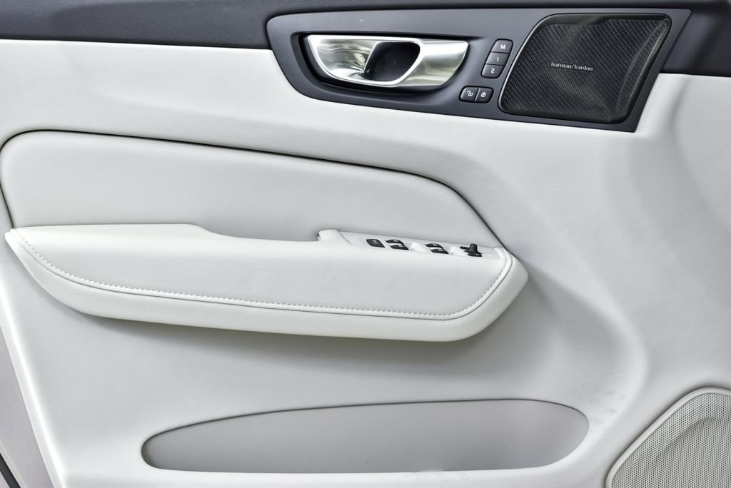 Certified 2023 Volvo XC60 B5 Ultimate w/ Protection Package Premier image 8