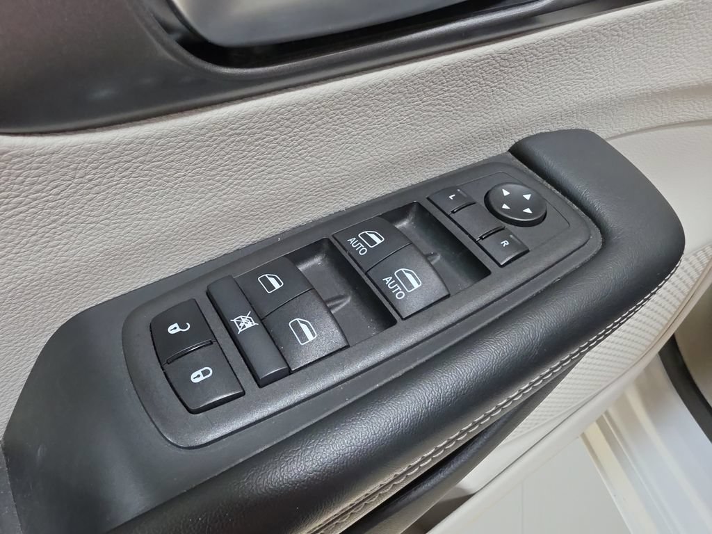 Used 2024 Chrysler Pacifica Limited FWD image 11